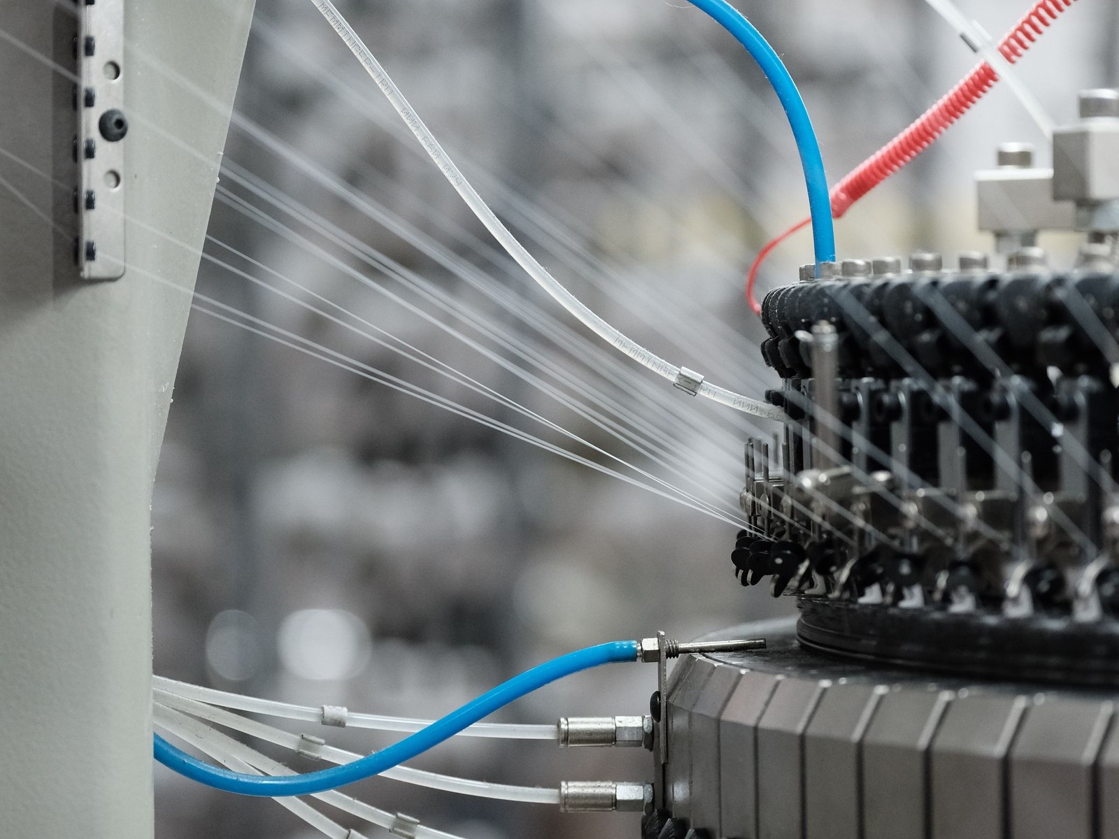 Multiple fiber strands converging into the build-up head — representative image